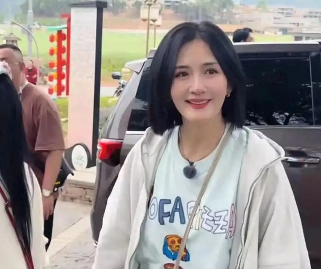 红女星深夜买小吃一个动作让全网点赞麻将胡了模拟器谢娜夜市偶遇